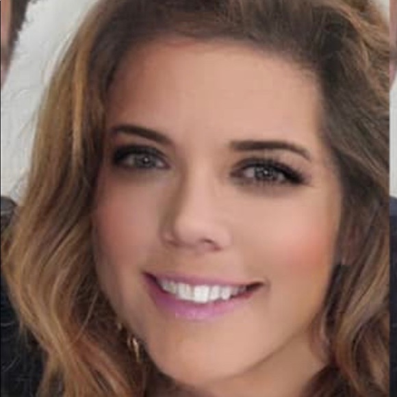 Profile Picture of Deborah Higgins (@debbralyn) on Poshmark