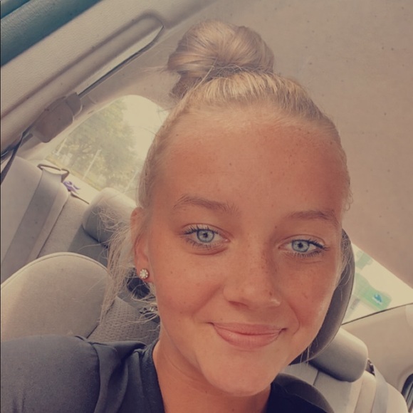 Profile Picture of Hannah Conway (@conwayhannah67) on Poshmark