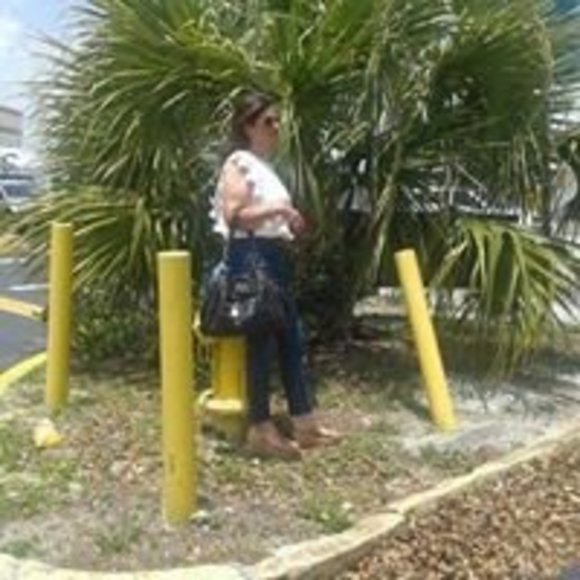 Profile Picture of Beatriz Quintero (@beatrizquint493) on Poshmark
