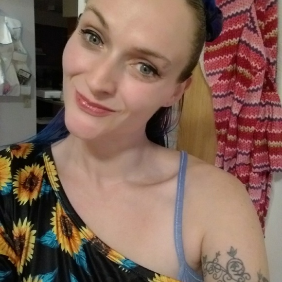 Profile Picture of Danielle Loren (@yogacupcayke) on Poshmark