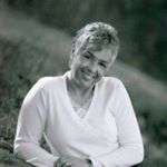 Profile Picture of THE Queen Bee (@debrahelmer) on Instagram