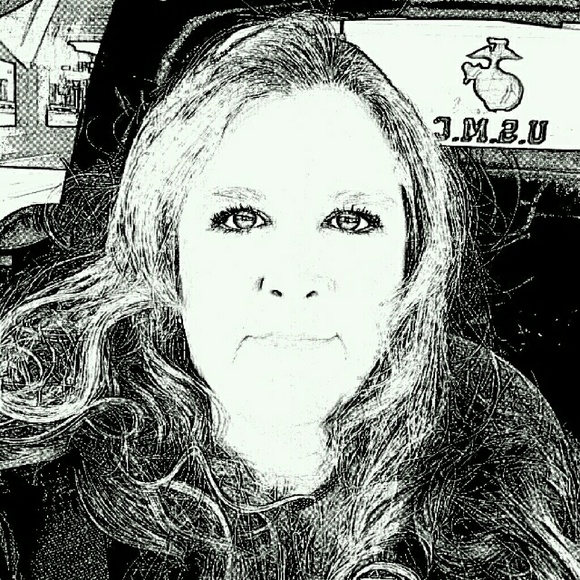 Profile Picture of Beth Gressett (@mrscsantos) on Poshmark