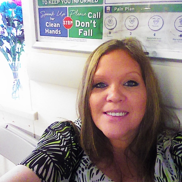 Profile Picture of Kim Schooling (@kimsglitter) on Poshmark