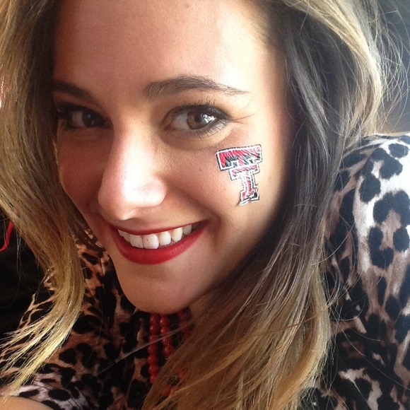 Profile Picture of Hayley Williky (@hwilly) on Poshmark