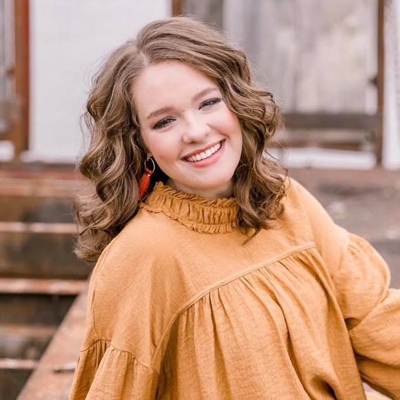 Profile Picture of Olivia Blevins (@oliviablevins) on Poshmark