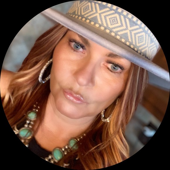 Profile Picture of Amber Zinn (@amberzinn9871) on Poshmark