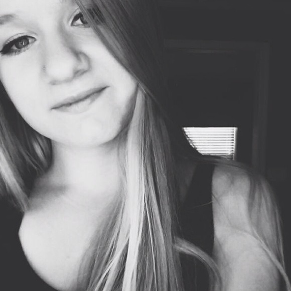 Profile Picture of Molly Yonkers (@mollymonster510) on Poshmark