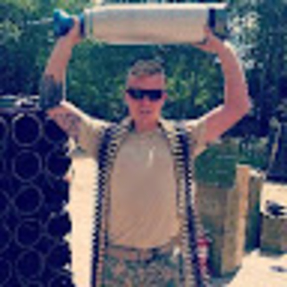 Profile Picture of Derek Kerr (@derekkerr94) on Poshmark