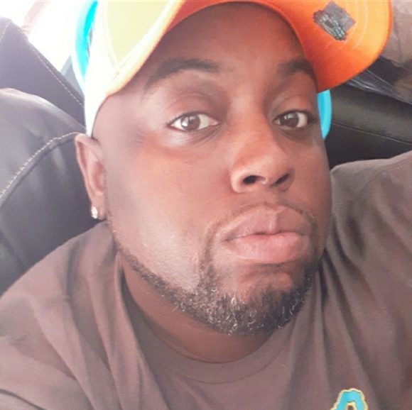 Profile Picture of Joel Stone (@betonyourself7) on Poshmark