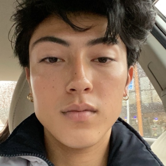 Profile Picture of Alex Deeb (@alexkdeeb) on Poshmark