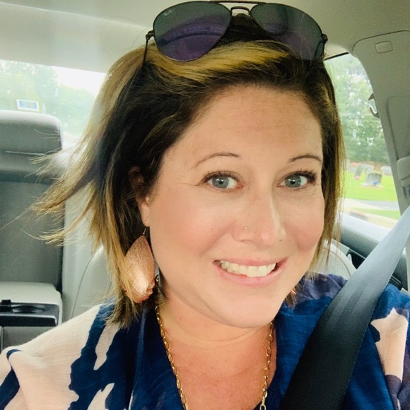 Profile Picture of Brandie Oldham (@brandie_oldham) on Poshmark