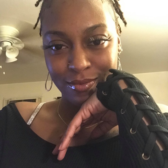 Profile Picture of Ieshaboo Ieshaboo (@drummondiesha90) on Poshmark