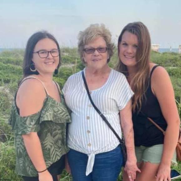 Profile Picture of Kelli Hodges (@kelli2108) on Poshmark