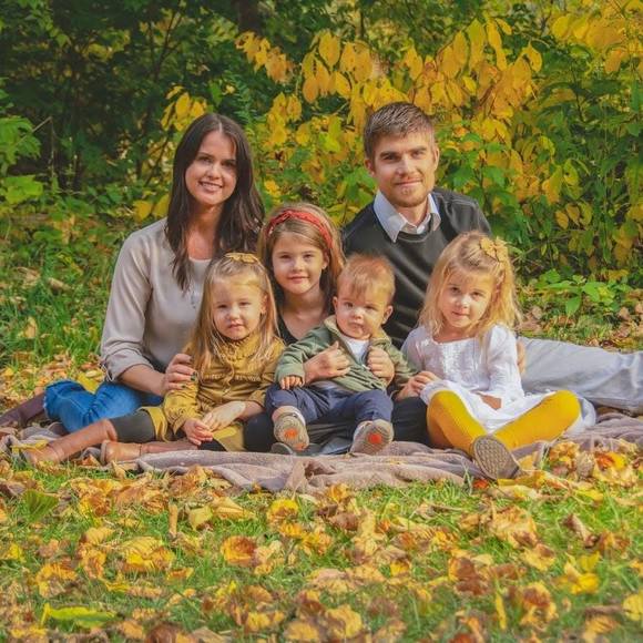 Profile Picture of Laura Zick (@ljz2) on Poshmark