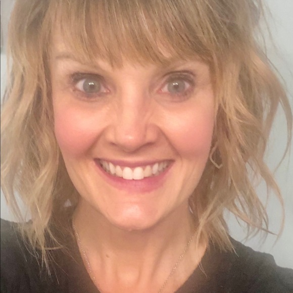 Profile Picture of Lindy Pfingsten (@lindy_pfingsten) on Poshmark