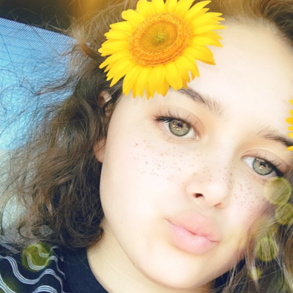 Profile Picture of Ruthi Adams (@ruthi_adams) on Poshmark