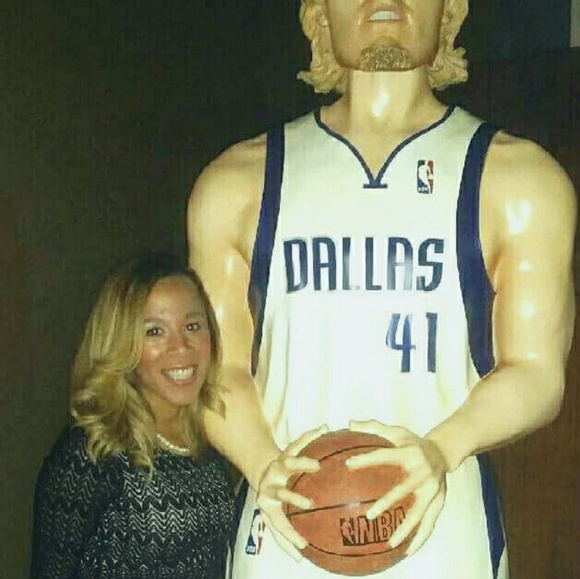 Profile Picture of Ivy Henderson (@ivyh1285) on Poshmark