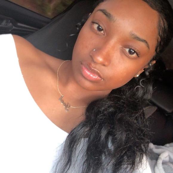 Profile Picture of Tayler Selvera (@taylerdonatte11) on Poshmark