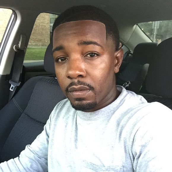 Profile Picture of Marquis Holliness (@mholliness27) on Poshmark