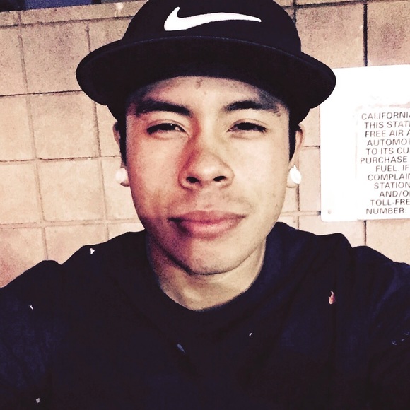 Profile Picture of Steve Barrera (@sbarrera10) on Poshmark