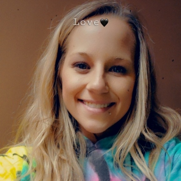 Profile Picture of Leah Hummell (@hummell17) on Poshmark