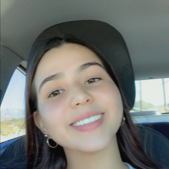 Profile Picture of Andrea Alvarez (@drea1615) on Poshmark