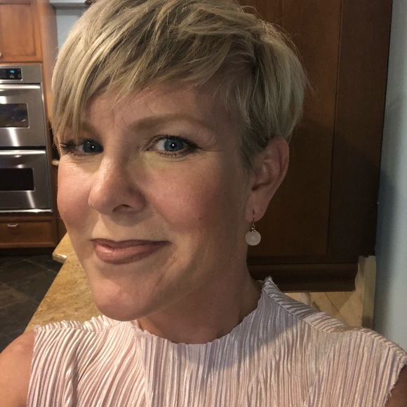 Profile Picture of Tanya Dunphy (@tanya_dunph) on Poshmark