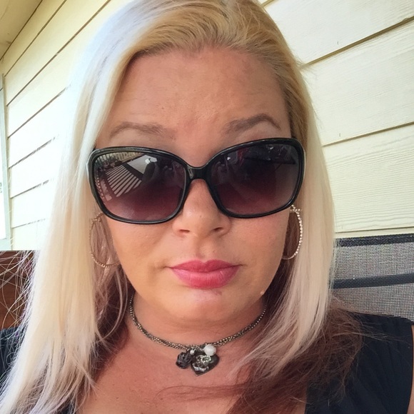 Profile Picture of Heather Bixel (@heatherbixel) on Poshmark