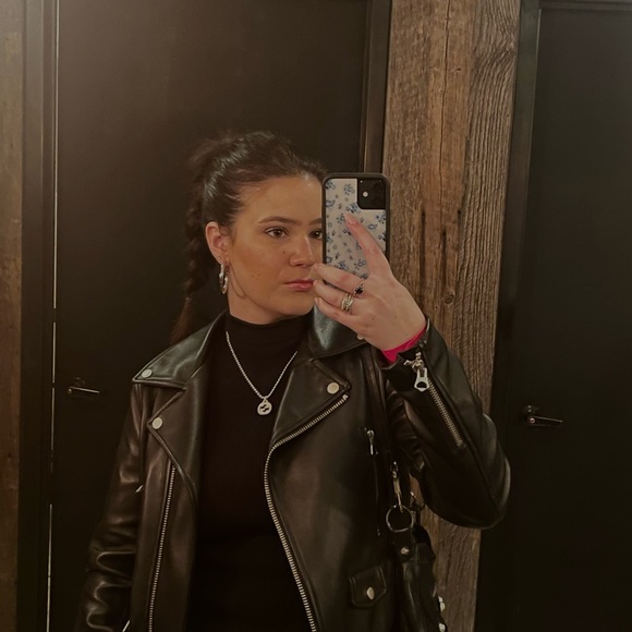 Profile Picture of Danielle Fahey (@daniellefaheyy) on Poshmark