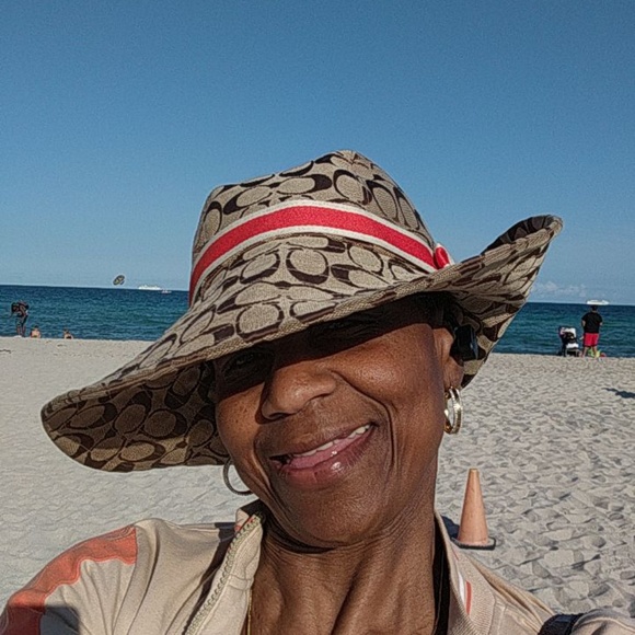 Profile Picture of Helen Stringer (@restringer) on Poshmark