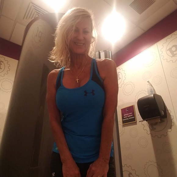 Debra Hoskins - Poshmark Profile Picture of Debra Hoskins (@hoskinsdg) on Poshmark