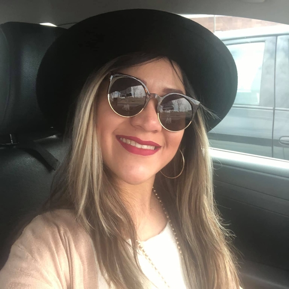 Profile Picture of Teté Teté (@oyutere) on Poshmark