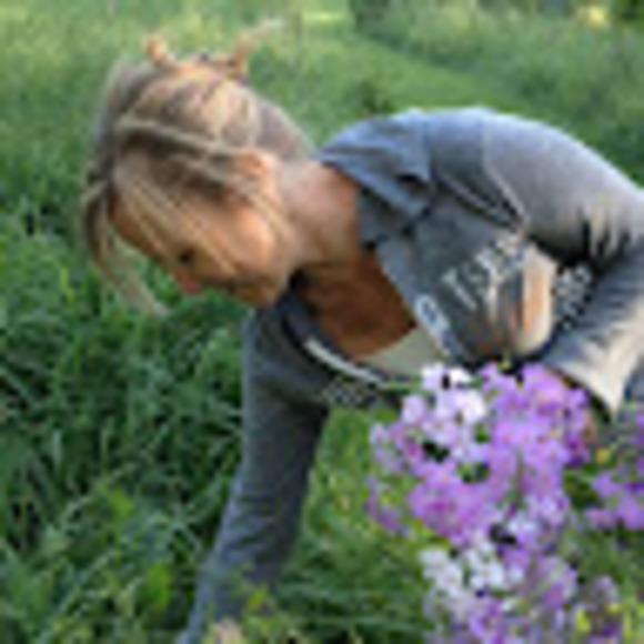 Profile Picture of Donna Hennessy (@hennessy2237) on Poshmark