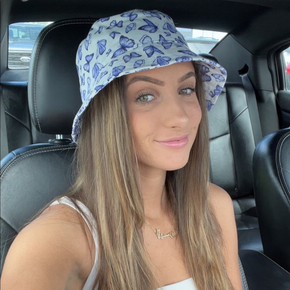 Allyson Lahoud - Poshmark Profile Picture of Allyson Lahoud (@allysonlahoud) on Poshmark