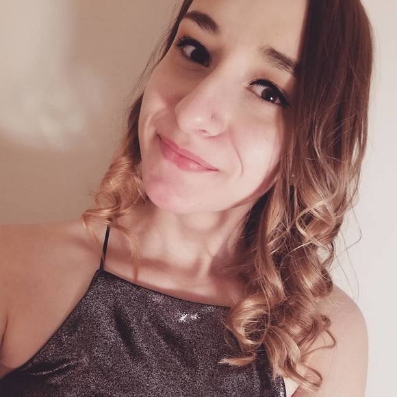 Profile Picture of Chloe Negrette (@chloeneolhc) on Poshmark