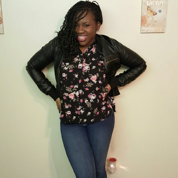 Profile Picture of Scheliece Sankey (@jeopardy87) on Poshmark