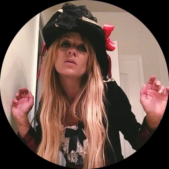 Profile Picture of Lisa Edgett (@llcoole) on Poshmark