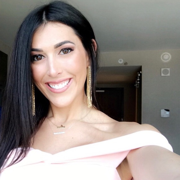 Profile Picture of Alex Perlman (@aperl88) on Poshmark