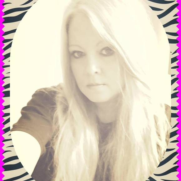 Profile Picture of Amber Schiller (@amberschille763) on Poshmark