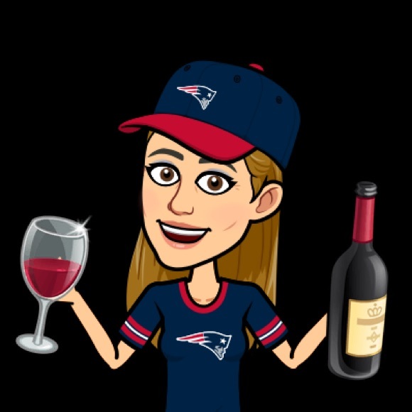 Profile Picture of Minerva Landol (@mlandol) on Poshmark