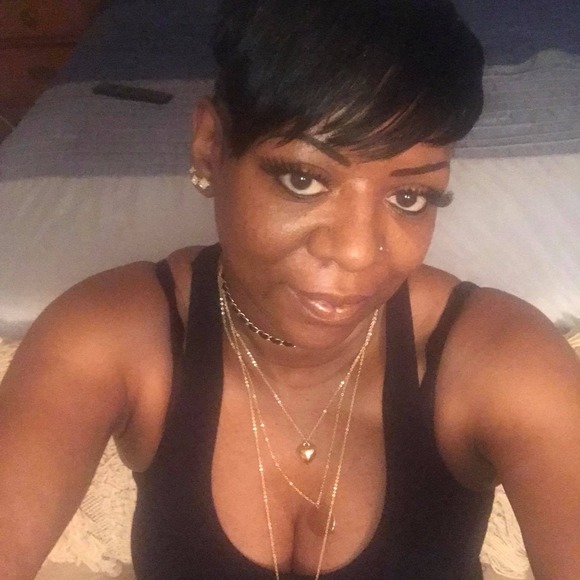 Profile Picture of Terri West (@wessister) on Poshmark