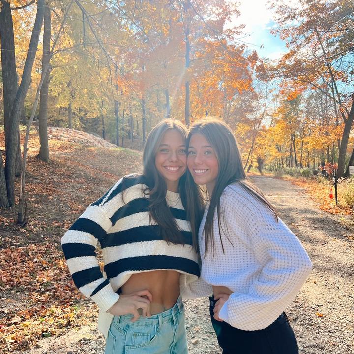 Profile Picture of ellestapleton (@dumbburnetteapams0) on Tiktok