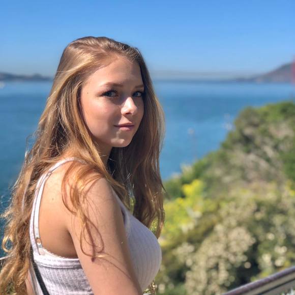 Profile Picture of Clara Lessard (@claralessard0) on Poshmark