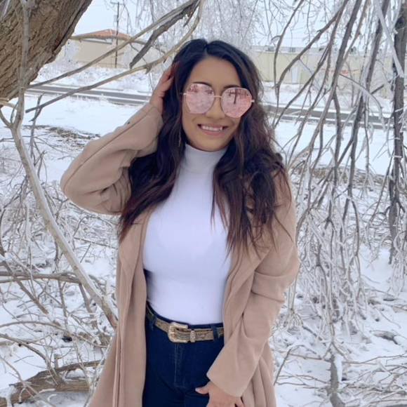 Profile Picture of Klarissa Carnero (@kmcarne) on Poshmark