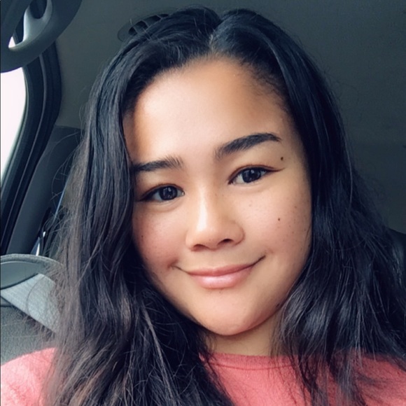 Profile Picture of Nicole Cerezo (@___niiiiicole) on Poshmark