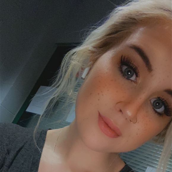 Profile Picture of Sydney Girardot (@sydney_girardot) on Poshmark