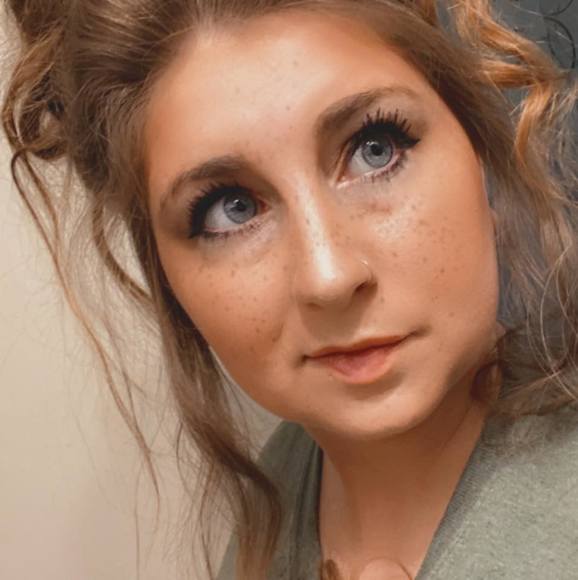 Nicole Yelland - Poshmark Profile Picture of Nicole Yelland (@nikkieclark07) on Poshmark