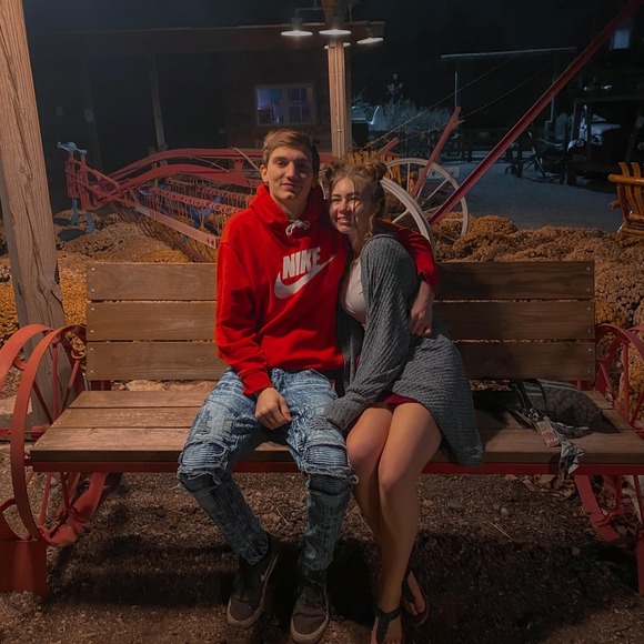 Profile Picture of Shelby Wickwire (@shelbywickwire) on Poshmark