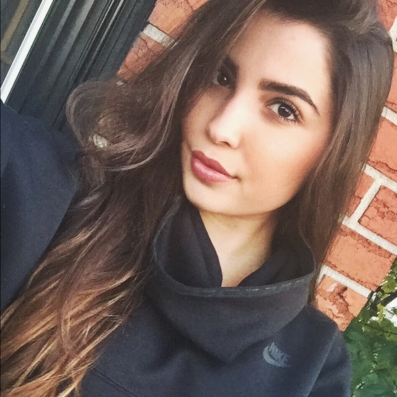 Profile Picture of Andrea Robledo (@andrearobledo) on Poshmark