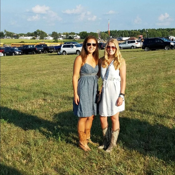 Profile Picture of Nichole Sivers (@nicholesivers) on Poshmark